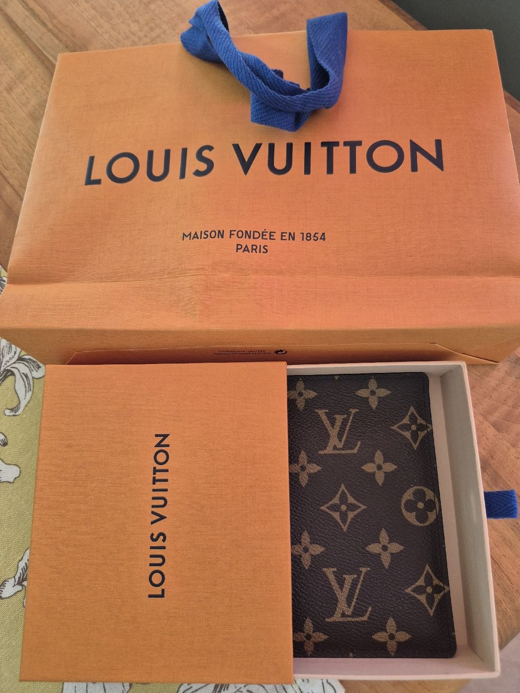Louis Vuitton Altro in  Abbigliamento & Accessori: LV Reisepass-Etui – Nuovo (secondo la descrizione) da Niederlenz venduto da Ticinopalme