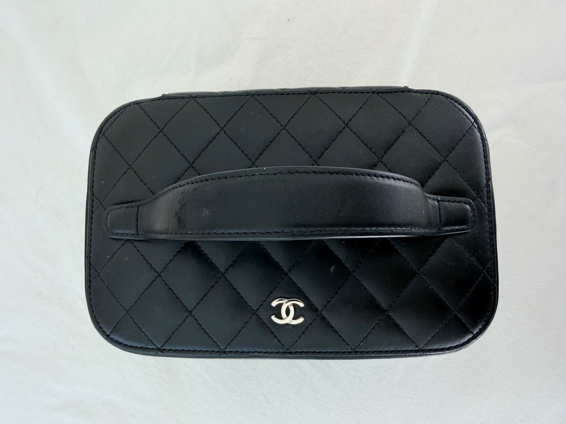 Chanel Custodie per cosmetici: Chanel Vanity Case schwarz Leder – Usato da Roggwil TG venduto da est_r5x7 1