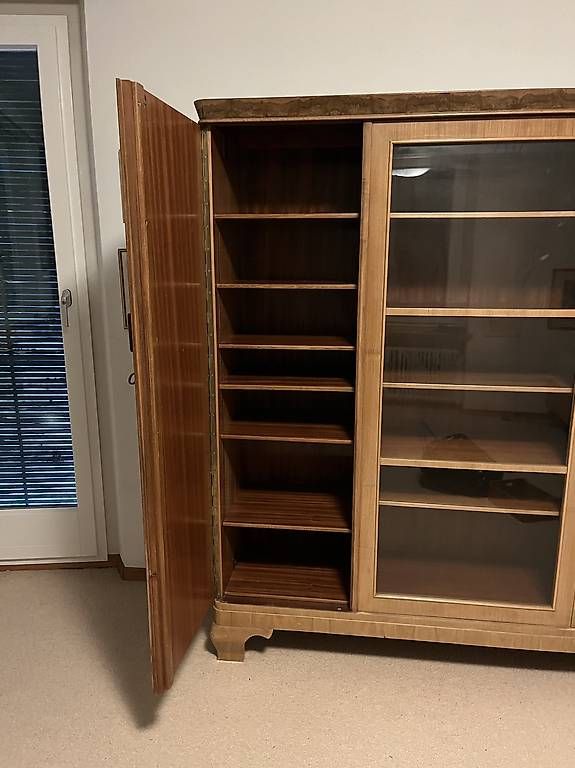 Armadi: Art Deco Nussbaum Schrank mit Vitrine – Usato da Küsnacht ZH venduto da dwst 2