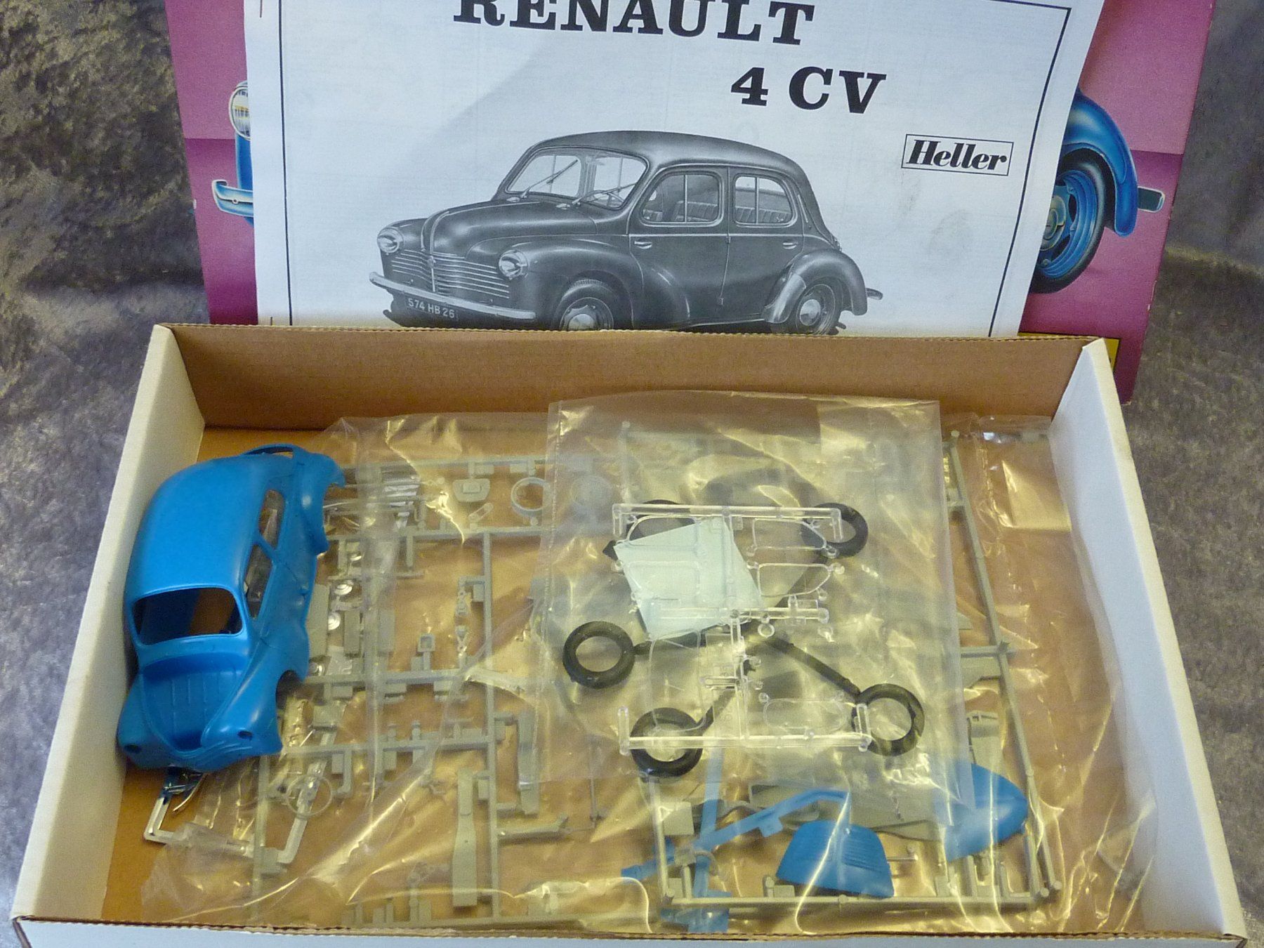 Renault Modellini d'auto: Renault 4 CV  1:24 – Usato da Dürrenäsch venduto da modellautos4you 2