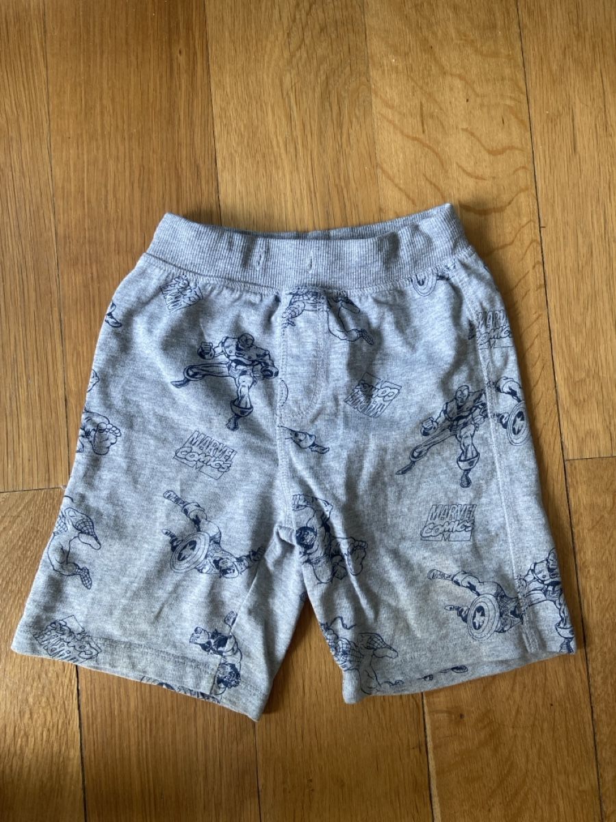 Disney Pantaloni: Shorts Marvel Comics Kinder Grösse 110 grau – Usato da Zürich venduto da ManonsVintage