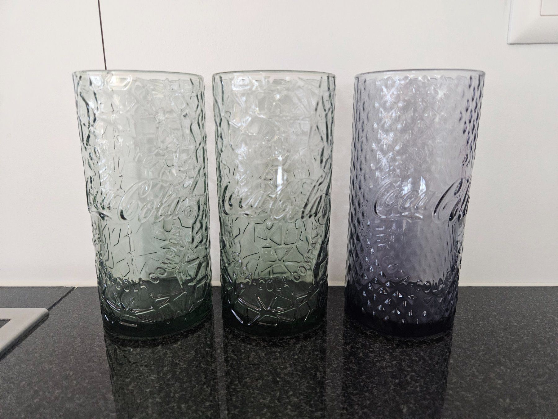 Coca-Cola Bicchieri: Lot de 3 verres Coca-Cola texturé, vert et violet – Nuovo (secondo la descrizione) da Morges venduto da Mlle_Croft_91