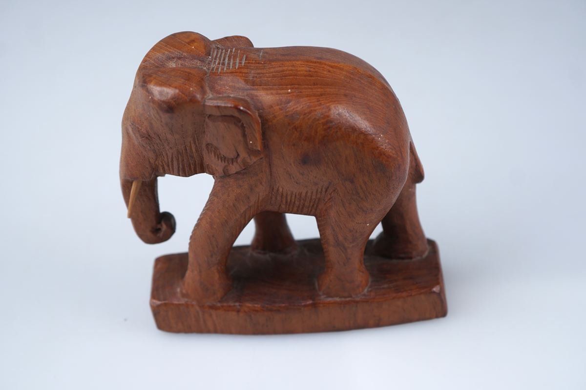 Figuren: Handgeschnitzte Elefantenfigur aus Holz – Gebraucht aus Rüti ZH von Restwert_Rueti_ZH 2