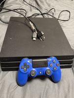 PS4 pro mit Controller, Stromkabel und HDMI-Kabel