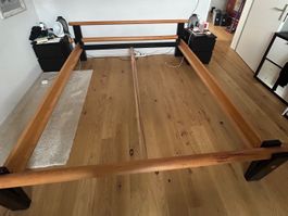 Schönes Bettgestell, Massivholz, Doppelbett
