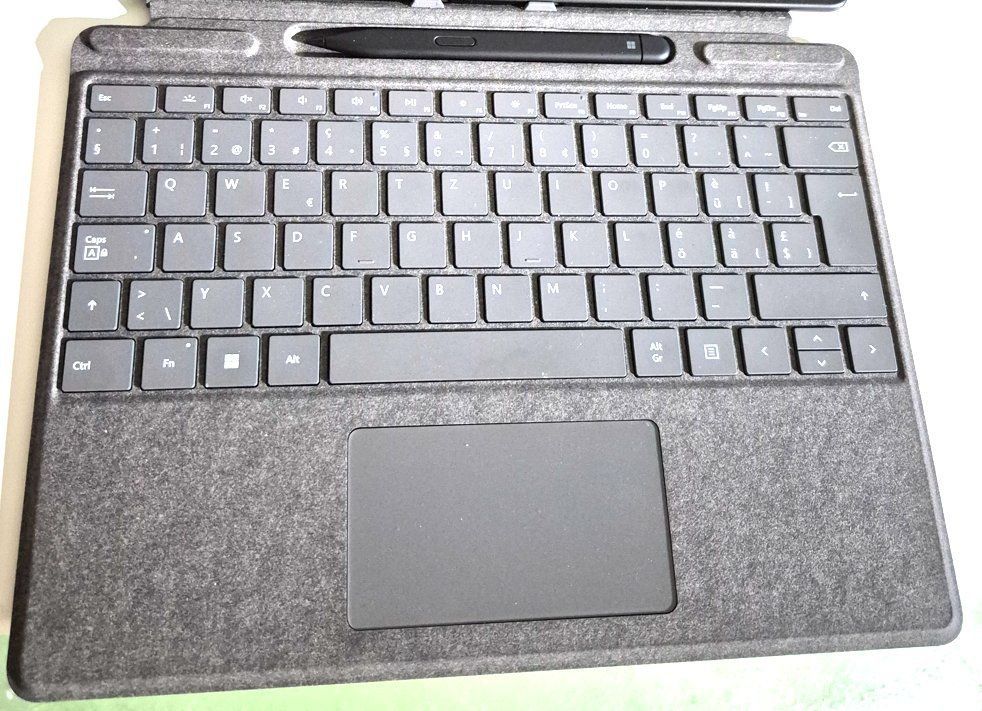 Microsoft Notebooks: MS Surface Pro 8, CH-Keyboard avec Slim Pen 2, Dock & Hub – Gebraucht aus Corcelles-près-Payerne von Tcholleybus 2