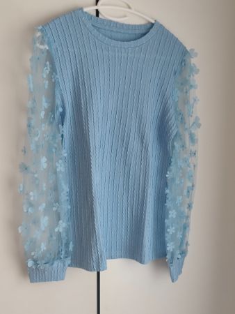 Damen Pullover hellblau mit Blumenapplikation
