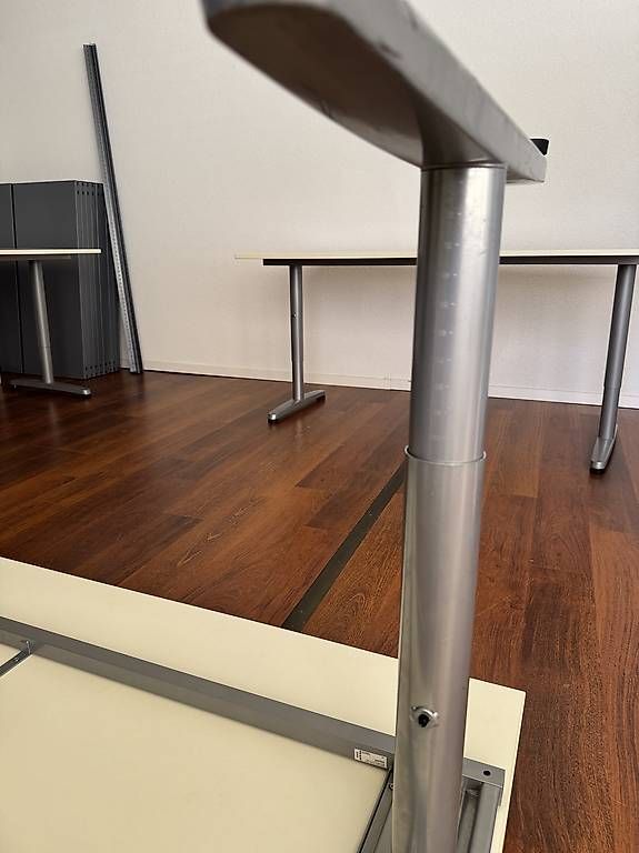 Tavoli: TABLE CONFERENCE AVEC 2 PIEDS REGLABLES PLATEAU BLANC – Usato da Clarens venduto da lollipop74 1