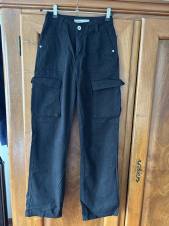 Schwarze Cargo Hose von Bershka, Grösse 34, neuwertig