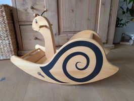 Wisa Gloria Schaukelschnecke aus Holz – Schweizer Qualität