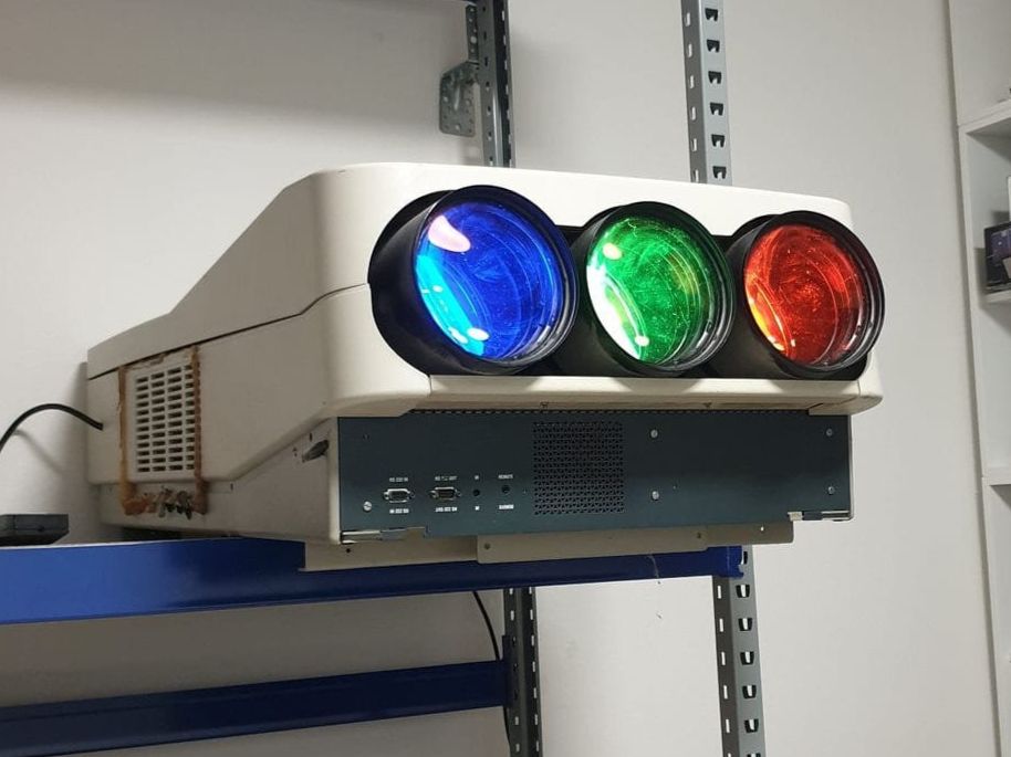 Barco Videoprojektoren: Barco Data 808 CRT Projector Beamer inkl. Flightbox – Gebraucht aus Zürich von roemerhof86