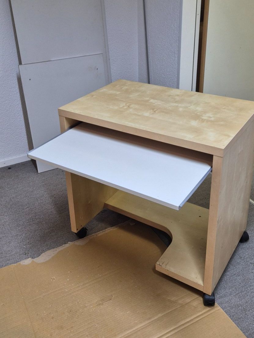 Scrivanie: Computertisch mit Tastaturauszug – Usato da Huttwil venduto da Hpb7 1