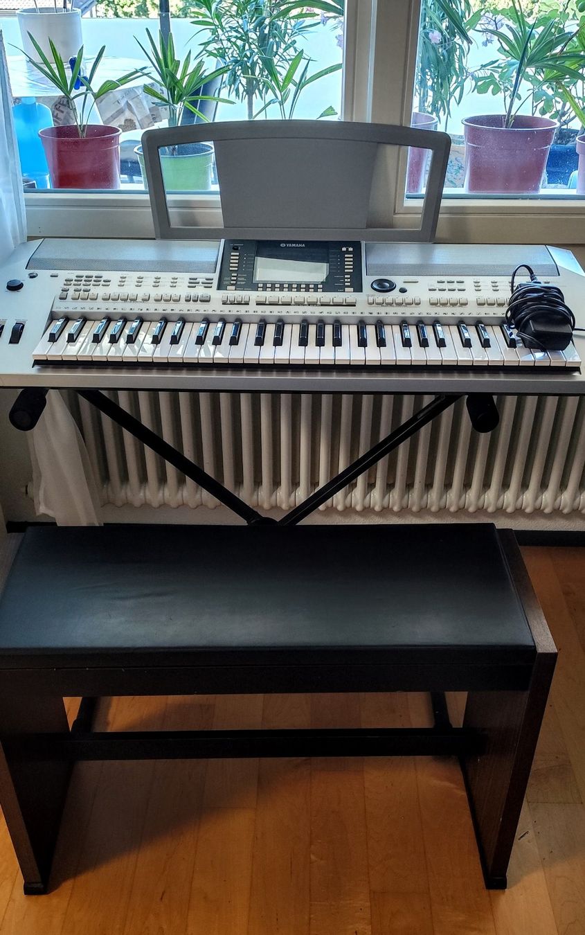 Strumenti musicali: Keyboard-Set: Yamaha PSR-S710 mit Ständer, Hocker & Noten – Usato da Gersau venduto da irenja