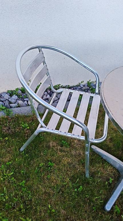 Set di tavolo e panche: Ensemble table et 2 chaises jardin en aluminium  – Usato da Penthaz venduto da GGE01 1