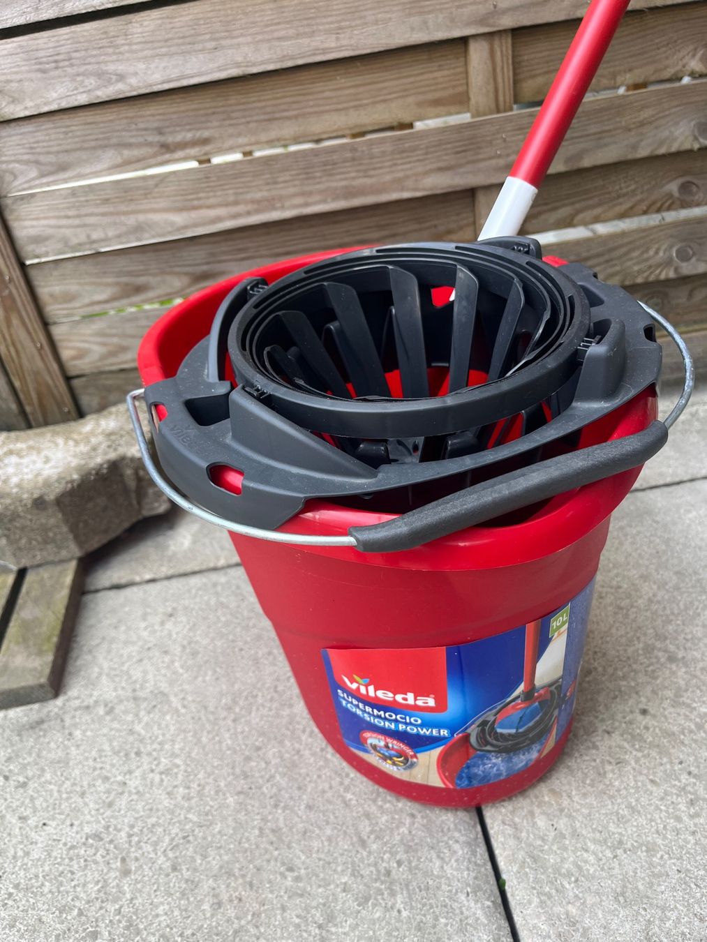 Autres articles pour la maison: Vileda Supermocio Eimer mit Schleuderaufsatz rot gebraucht – D'occasion à Zürich par rei_26h7