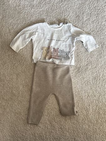 Babykleider Gr. 68 Beige Hosen und weissen Pully