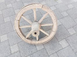 Altes Wagenrad, Schubkarrenrad aus Holz mit Eisenbeschlag