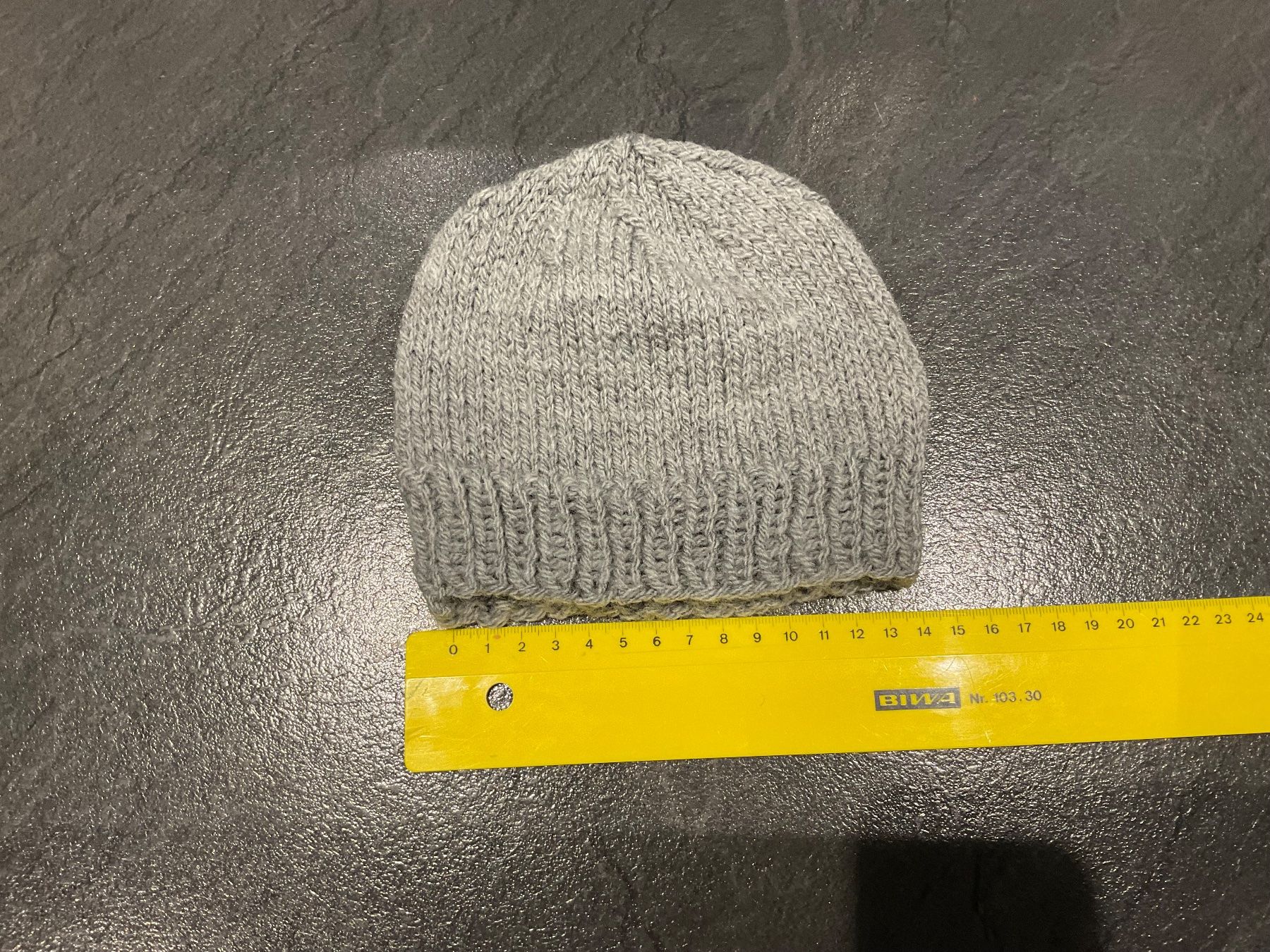 Giacche & Cappotti: Handgestrickte Kindermütze grau – Nuovo (secondo la descrizione) da Wetzikon ZH venduto da FeeF 1