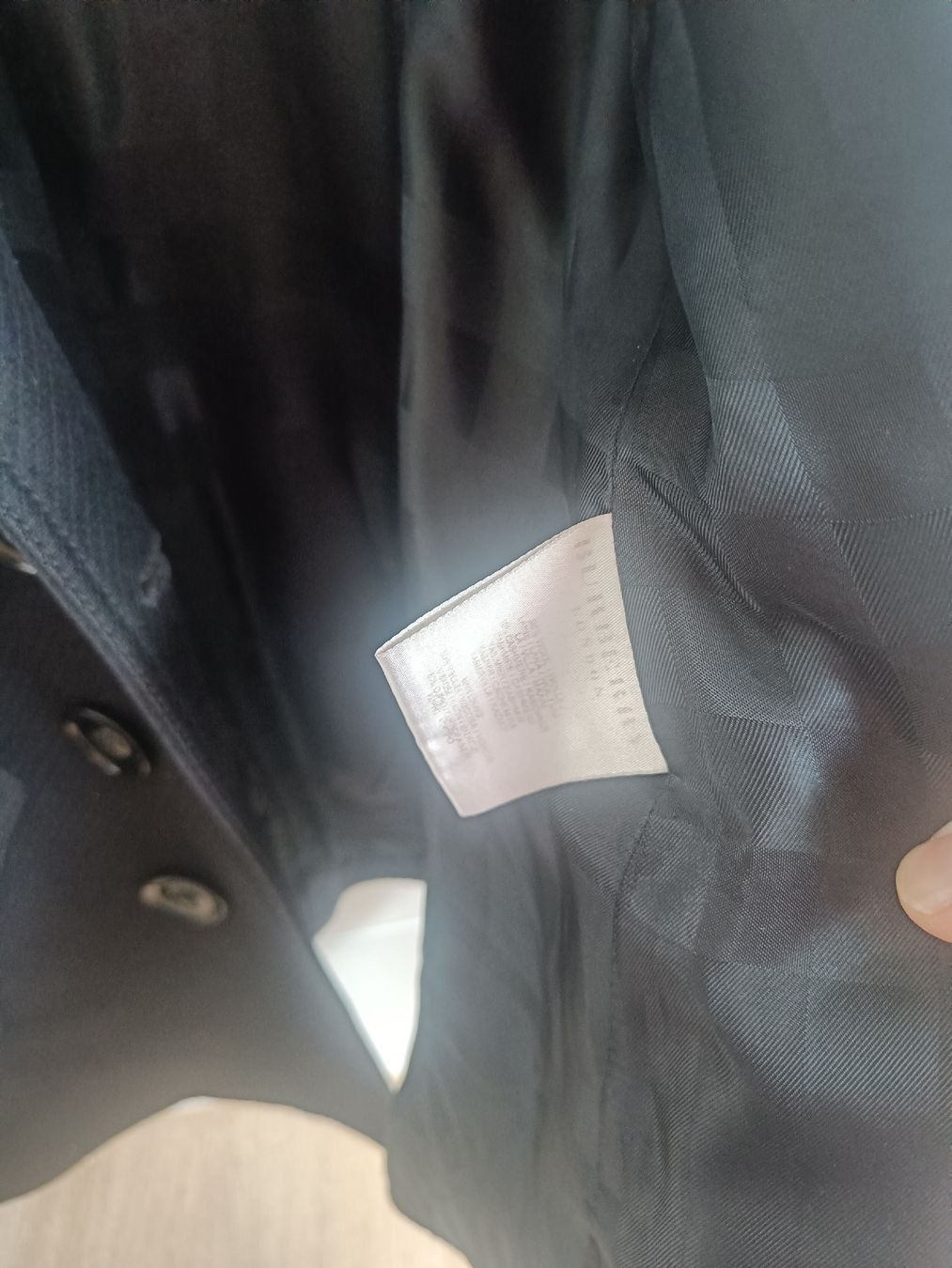 Burberry Jacken: Burberry Damenjacke in Schwarz – Gebraucht aus Emmen von kat_q67m 1