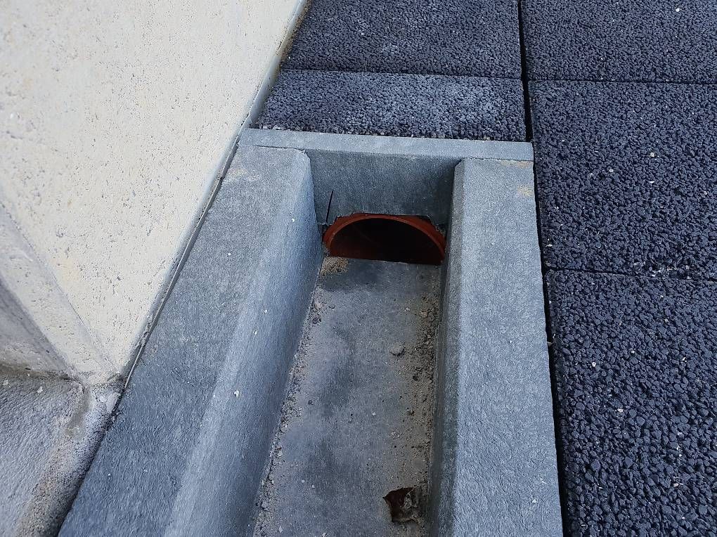 Altri materiali da costruzione: Wasserrinne PE - 60 Tonnen - Querrinnen – Nuovo e nell'imballaggio originale da Tavannes venduto da .Rochat. 1