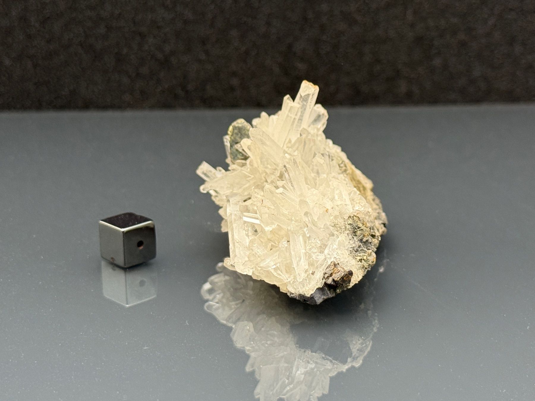 Minerali & Pietre curative: Quartz with pyrite - Mineral – Usato da Vésenaz venduto da RMShop 2
