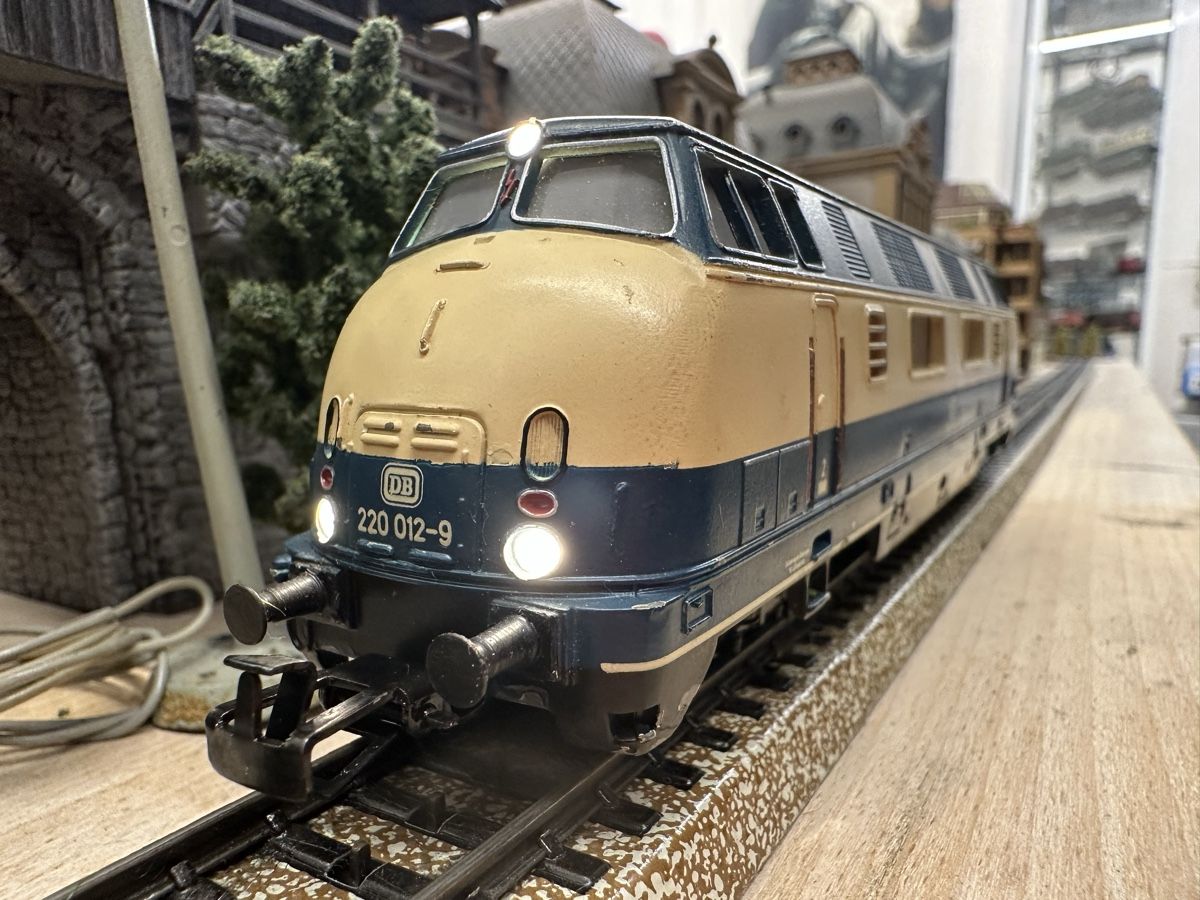 Märklin Modellini di ferrovie: Märklin 3081 DB BR 220 – Usato da Lupsingen venduto da New-Haven