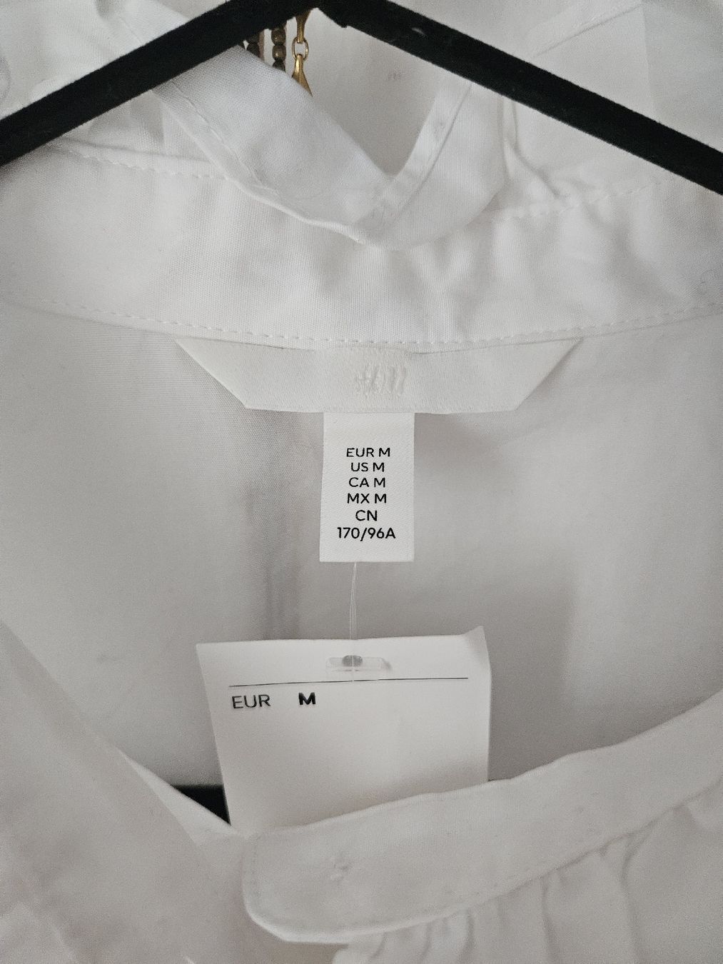 H&M Camicette: NEU H&M Bluse mit Volantkragen, Grösse M – Nuovo e nell'imballaggio originale da Basel venduto da lar_7c62 1