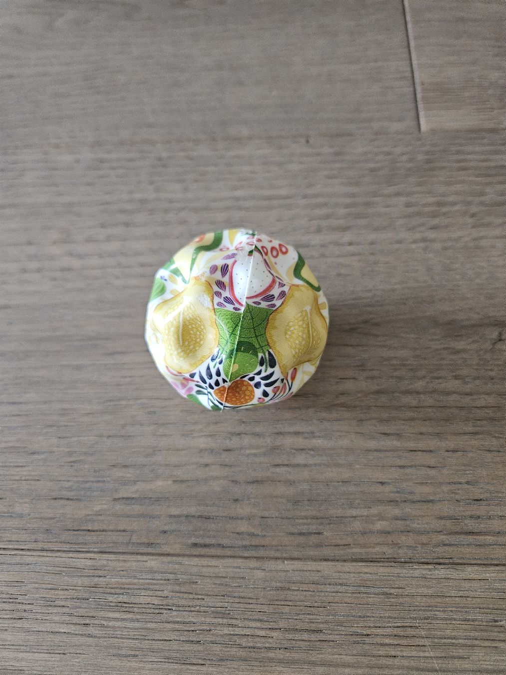 Jouets: Kleiner Gummiball mit Blumenmuster, ca. 5 cm Durchmesser – D'occasion à Bischofszell par bda_6ggb 1