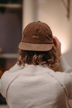 Cord Cap braun mit Stickerei “real”, verstellbar