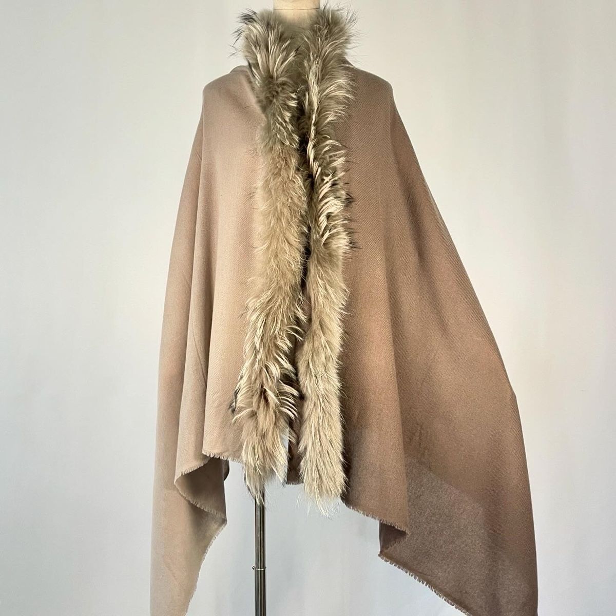 Hemisphere Foulards, Tücher & Schals: HEMISPHERE Cashmere Fur Scarf / Cape – Neu (gemäss Beschreibung) aus Emmen von Avviivva_Com2023