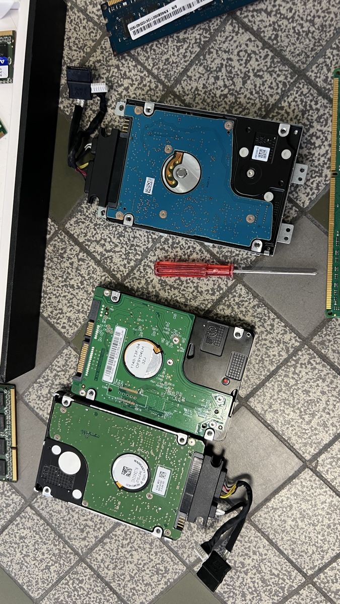 Dischi rigidi: Lot de RAM et disques durs divers – Usato da Genève venduto da Leboucheoreilles 3