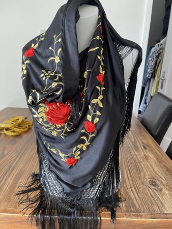 Châle noir brodé de fleurs et franges. Comme neuf 9️⃣ 