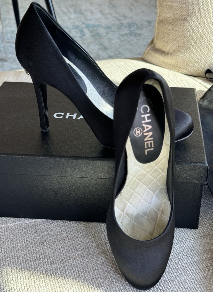 Chanel Scarpe da donna: Escarpins Chanel satin noir logo strass – Usato da Villars-sur-Glâne venduto da Sunshine-8 4