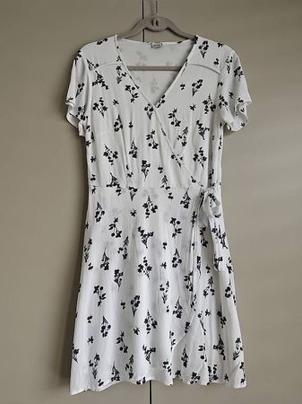 Wickelkleid Gr. 38 weiss / blau Blumen  100% Viskose