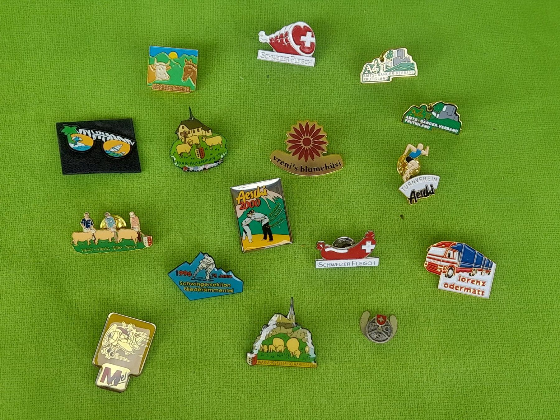 Placchette & Badge: Lot Pins/Anstecknadeln – Usato da Aeschi b.Spiez venduto da 52_wochen