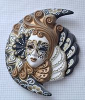 Maske Halbmond Dekoration handbemalt