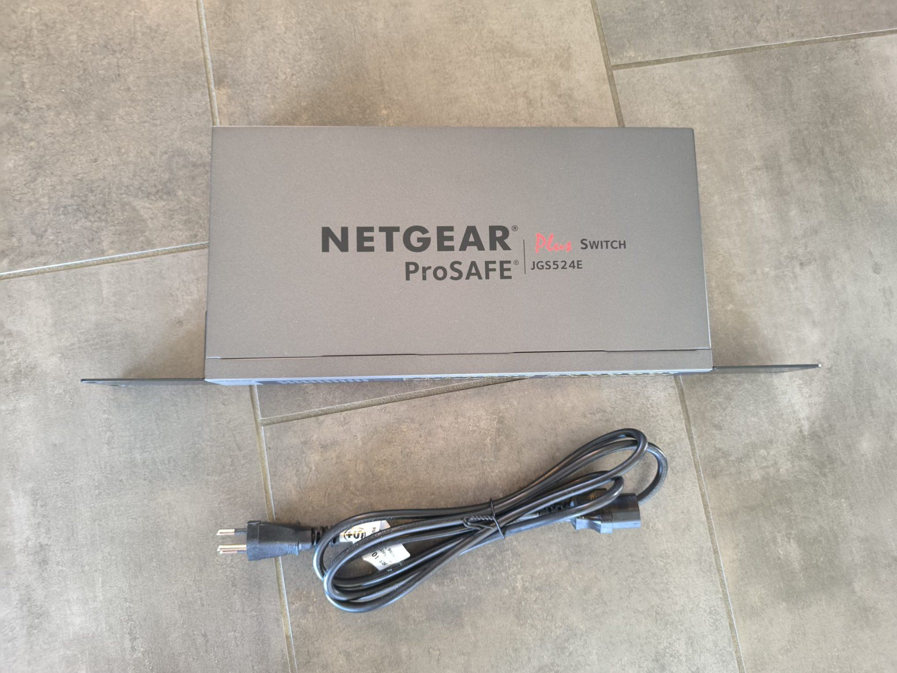 Netgear Hub & Switch: Netgear ProSafe JGS524Ev2 Switch - Top Zustand – Usato da Thundorf venduto da Martin170 1