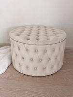 Pouf coffre rond Westwing velours beige capitonné, 68 cm