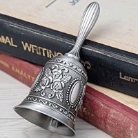 Handglocke aus Metall im Retrolook