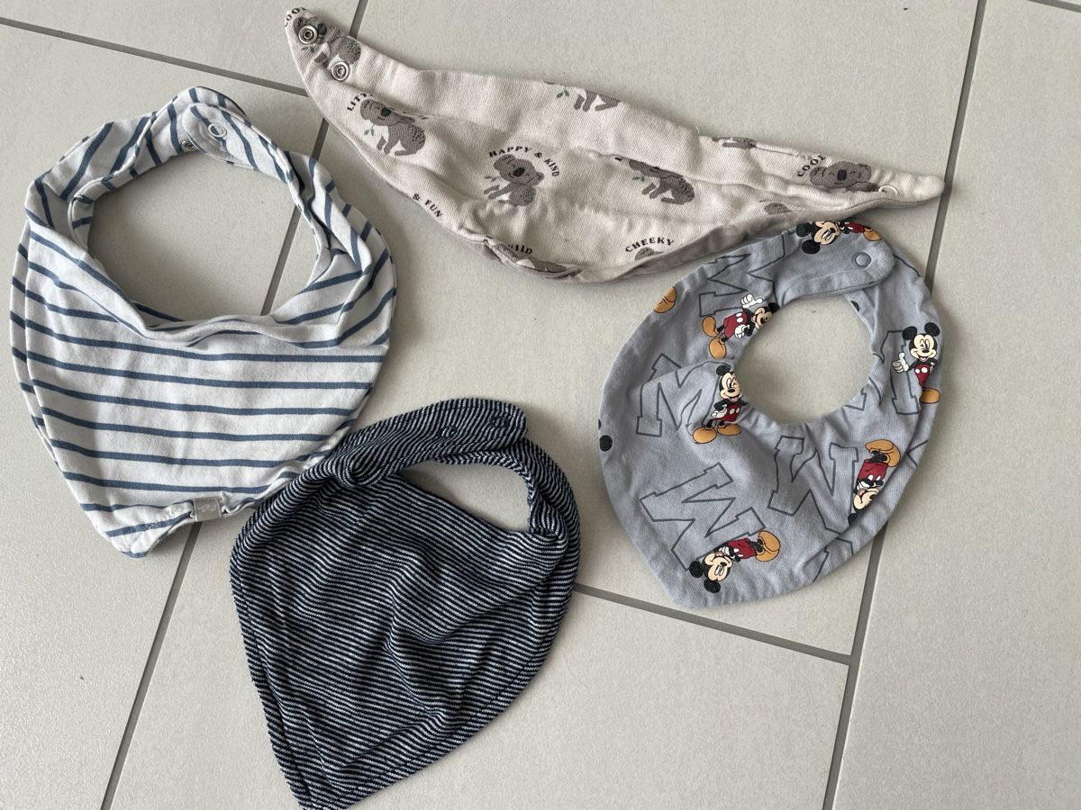 Lotti & Set di vestiti: Vier Halstücher Baby – Usato da Rüti ZH venduto da kar_xx9l