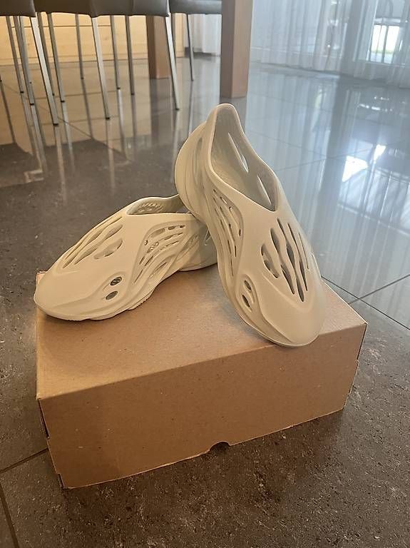Scarpe da uomo: Yeezy Foam Runner SAND (US 11 / 46) – Usato da Oftringen venduto da fir_rv9l