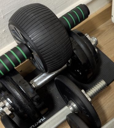 Decathlon Manubri & Pesi: Hantelset mit Kurzhanteln, Kettlebell und Ab-Roller – Usato da Altdorf UR venduto da RayPerson