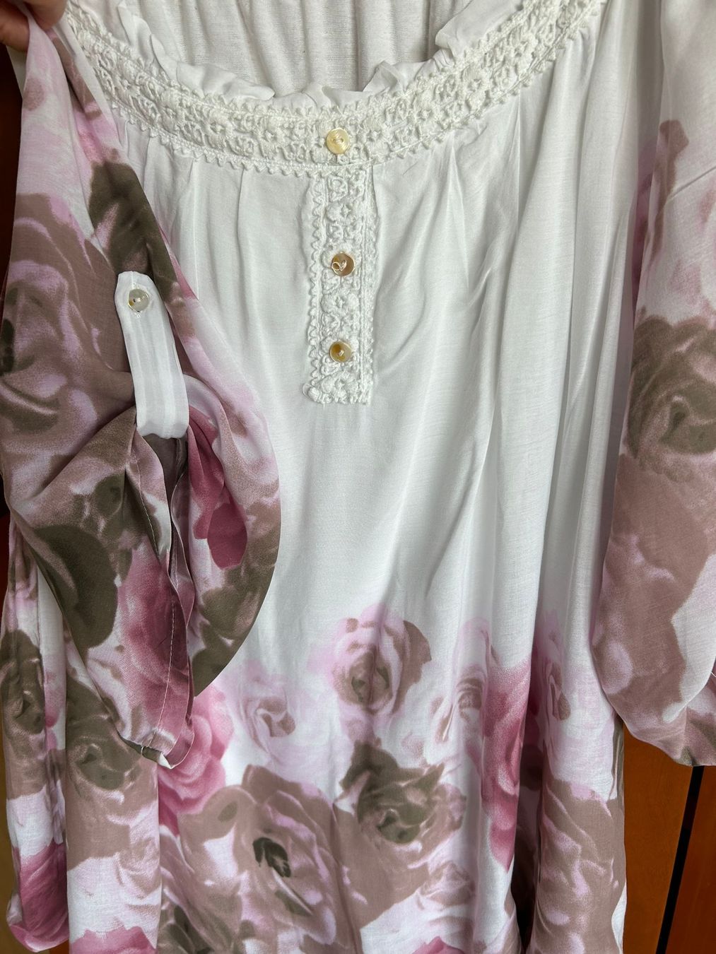 Blusen: Weisse Bluse aus Seide mit Rosen Gr. L – Gebraucht aus Wädenswil von coconut1289 1