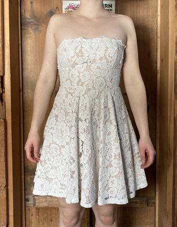 Weisses spitzen Kleid, Grösse S