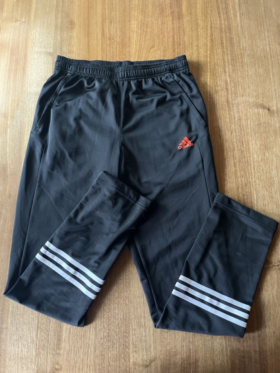 Adidas Pantaloni: Adidas Trainingshose schwarz – Usato da Belp venduto da jon_y6sj