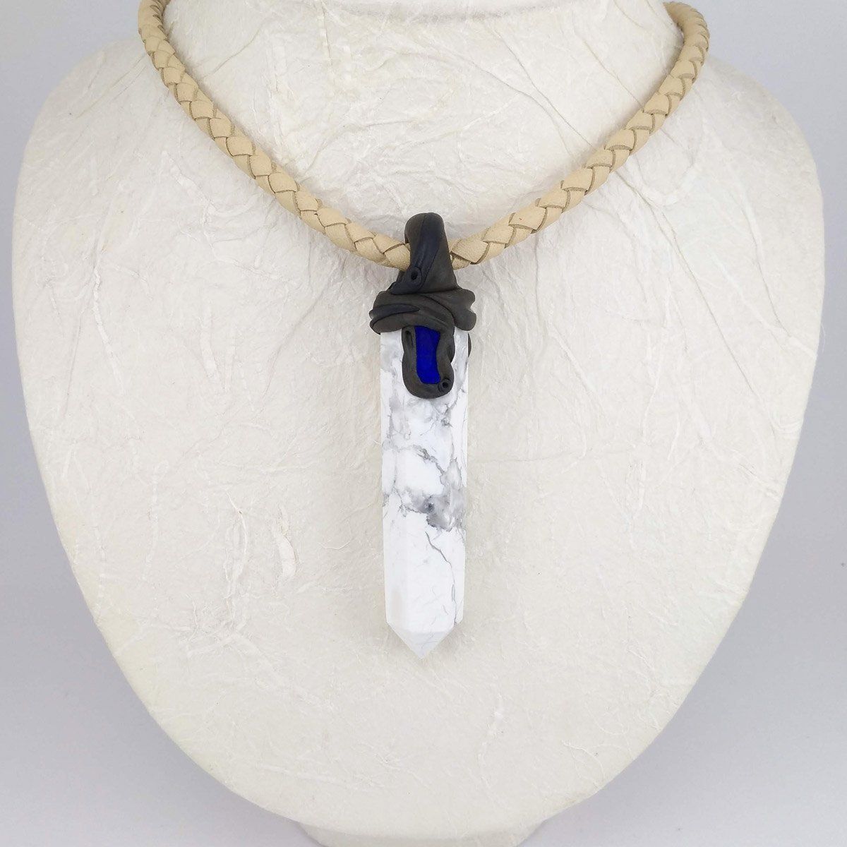 Minerali & Pietre curative: Magnesit Steinanhänger mit eingefasstem Lapislazuli – Nuovo e nell'imballaggio originale da Meilen venduto da BYRD-Design 1