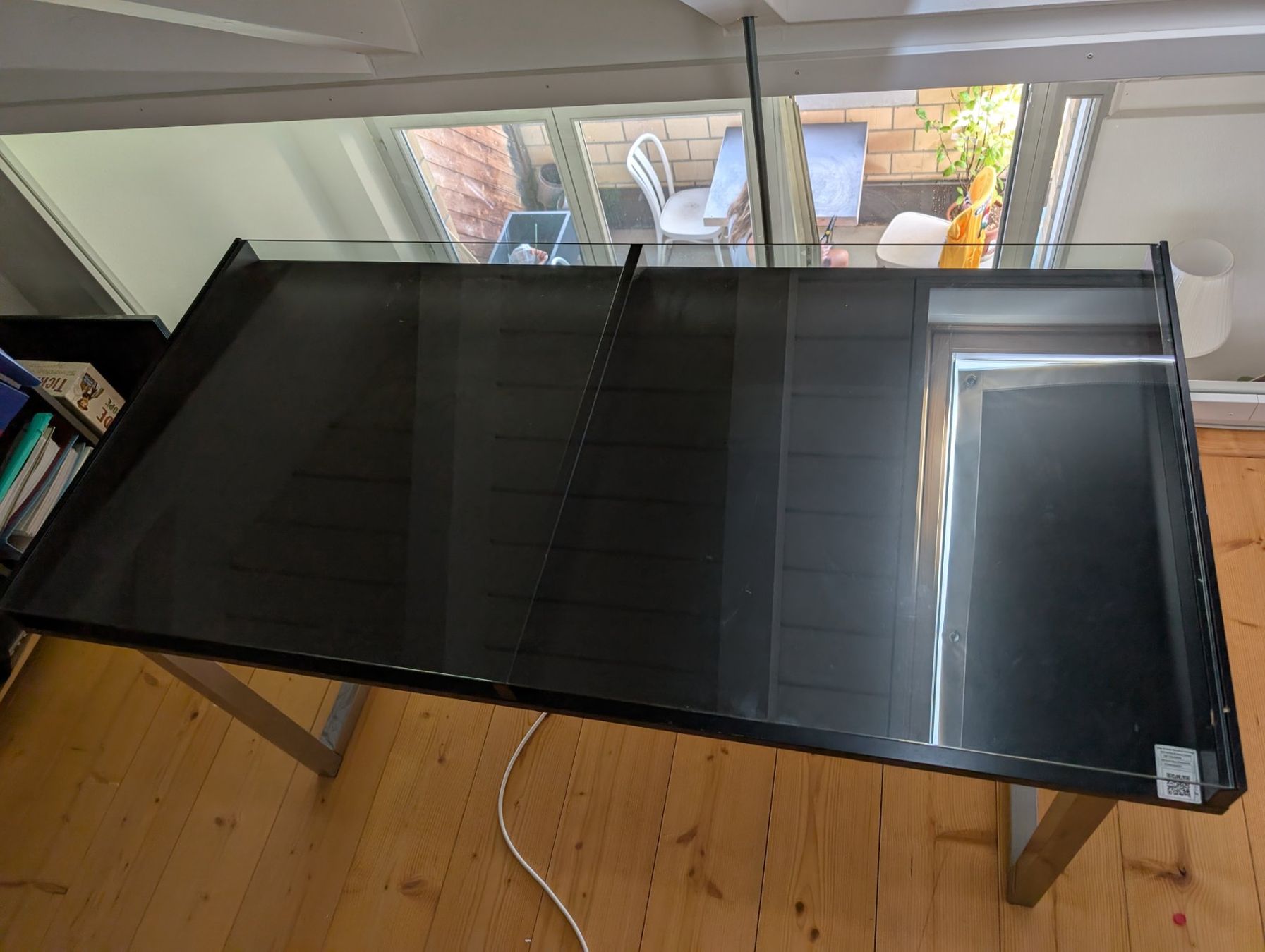 Bureaux: Schreibtisch mit Glasplatte – D'occasion à Wetzikon ZH par nin_2kq5