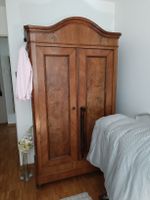 Schöner, grosser Holzschrank mit edler Front