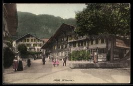 AK Wilderswyl, Platz mit Holzhäusern, Brunnen und Personen