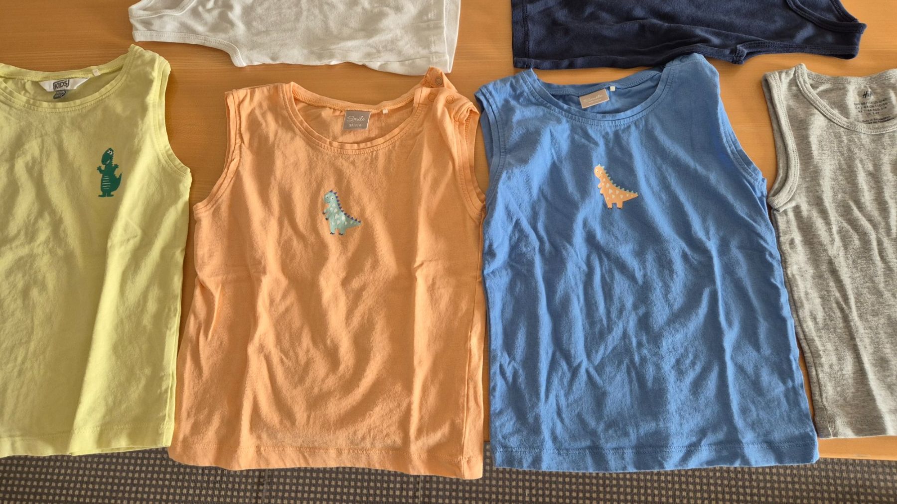 T-shirt: 8 débardeurs taille 98/104 : PN: CHF 39.90 – Usato da Goumoens-la-Ville venduto da cfaIII 2